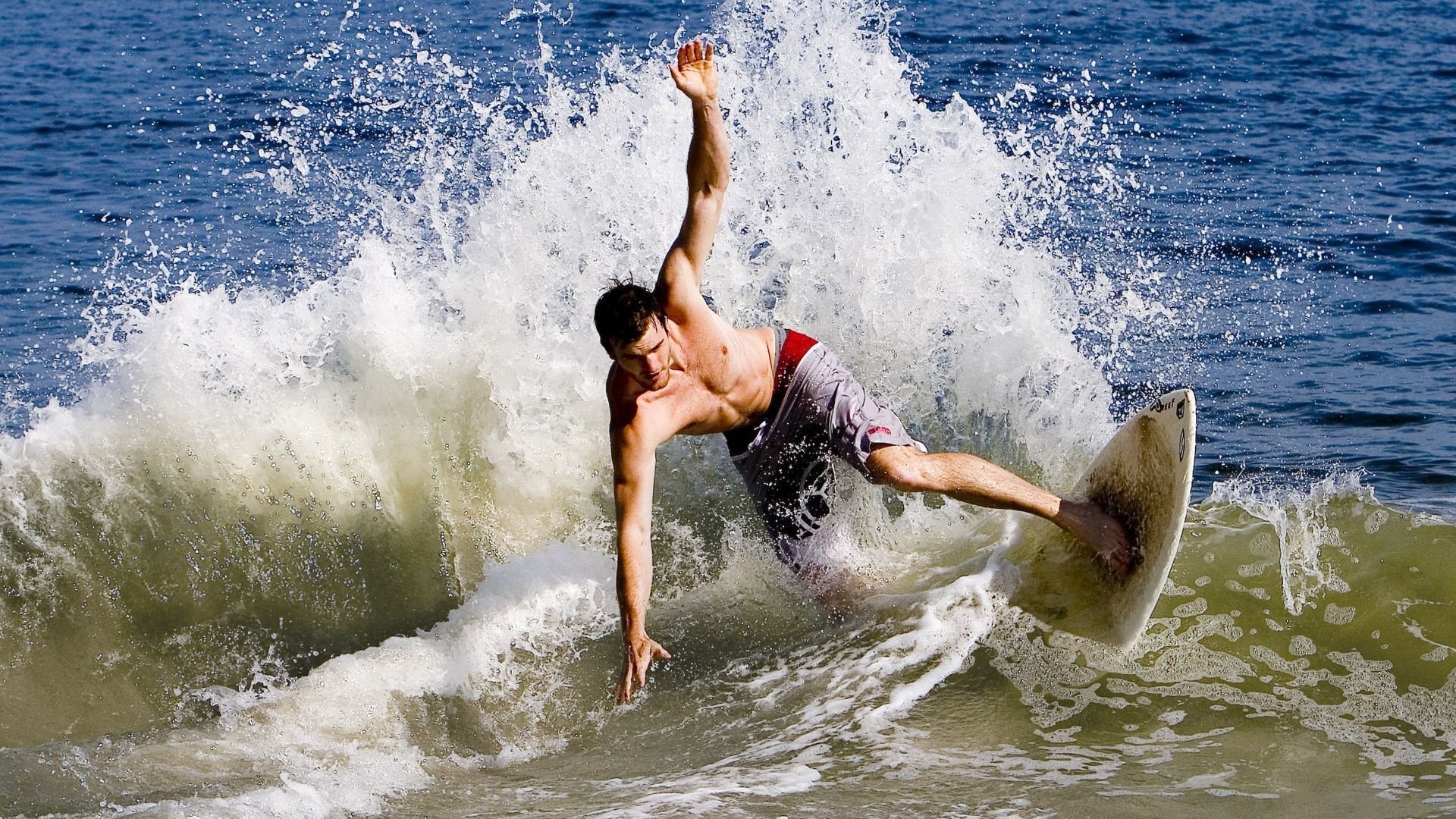 “速度与激情”的碰撞：顶尖车手激烈竞争瞬间，速度与激情车手排名