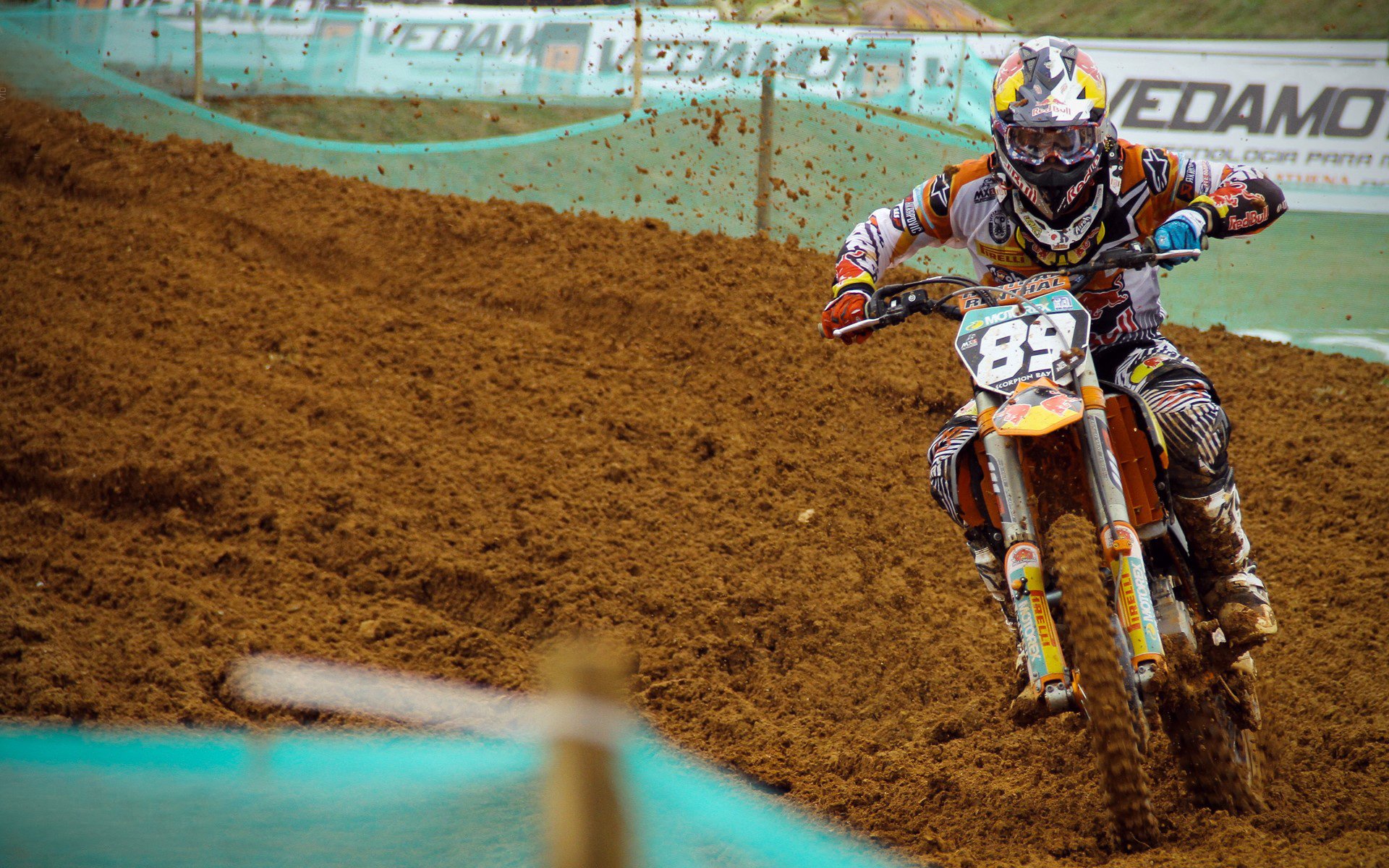 励精图治，球队明确目标，全力以赴攻克难关，球队励志